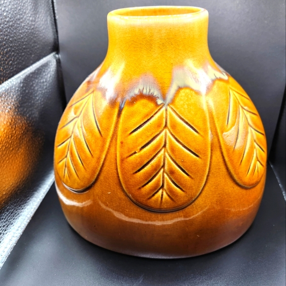 DECORATIVE GOLD COLOR ETCHED DESIGN CERAMIC VASE - Picture 1 of 3
